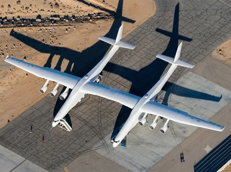 Stratolaunch Roc nổi bật với sải cánh khoảng 117,3 m, giữ vị trí dẫn đầu về kích thước cánh trong nhóm máy bay cánh cố định đang hoạt động.
