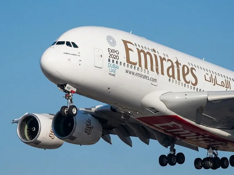Airbus A380 là máy bay chở khách lớn nhất từng được chế tạo, nổi bật với hai tầng hành khách toàn chiều dài.