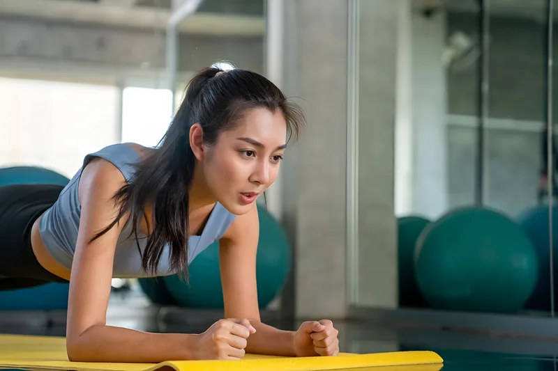 Plank đúng kỹ thuật giúp tăng sức mạnh core, cải thiện tư thế và hỗ trợ hiệu quả cho các bài tập toàn thân