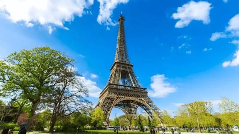 Tháp Eiffel ở đâu